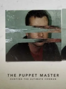 Постер Хозяин Марионеток: Охота на величайшего мошенника (The Puppet Master: Hunting the Ultimate Conman)